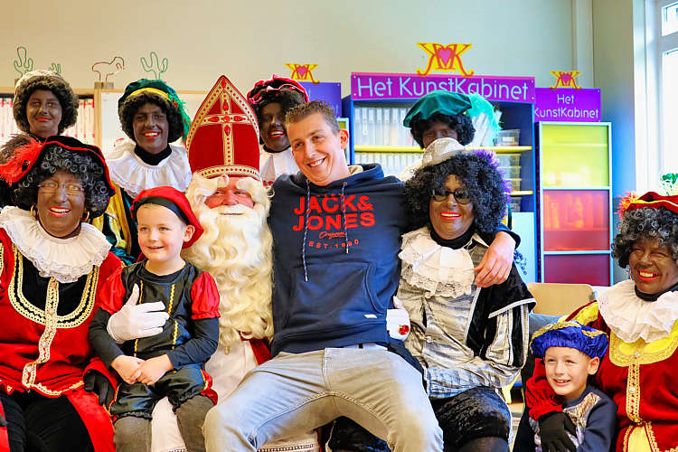 Aankomst van de Sint en zijn Zwarte Pieten in Waarder_115